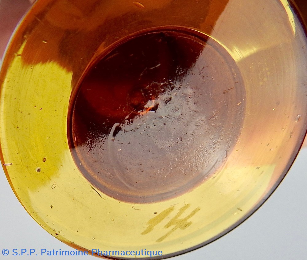 science flacon de pharmacie en verre ambre moyen modele a etiquette blanche et rouge forme bouteille