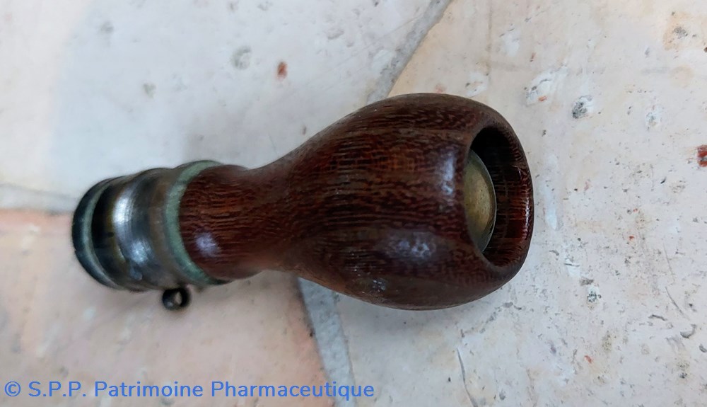 science pharmacie cacheteur bois et laiton