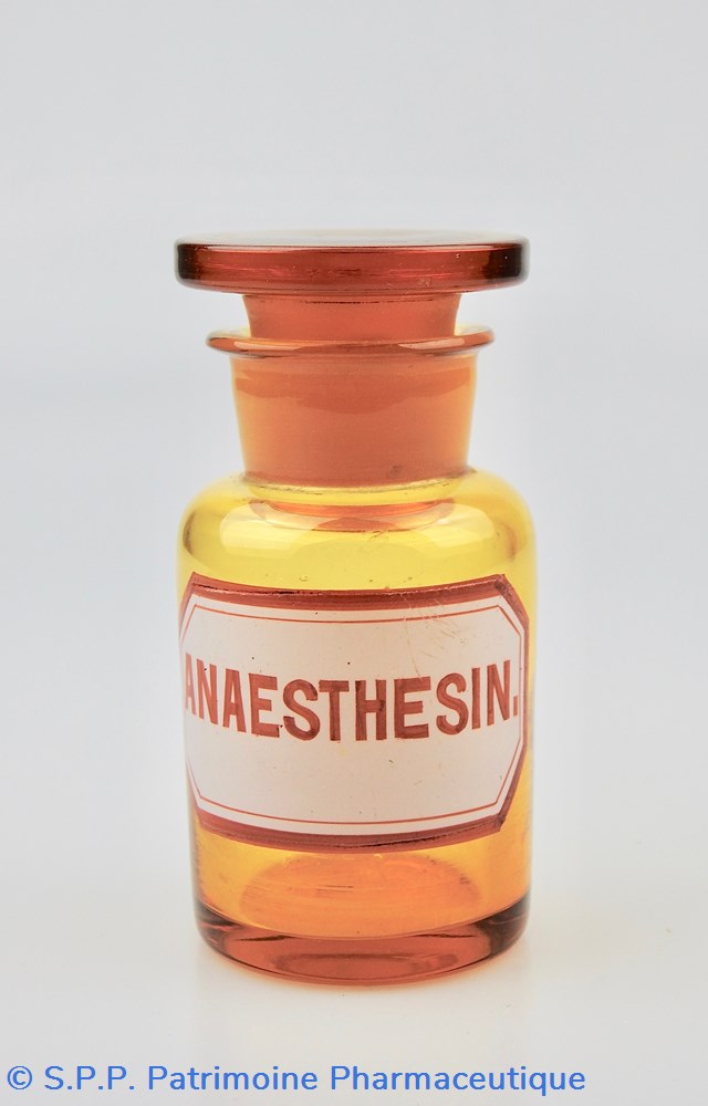 science flacon de pharmacie en verre ambre petit modele a etiquette blanche et rouge