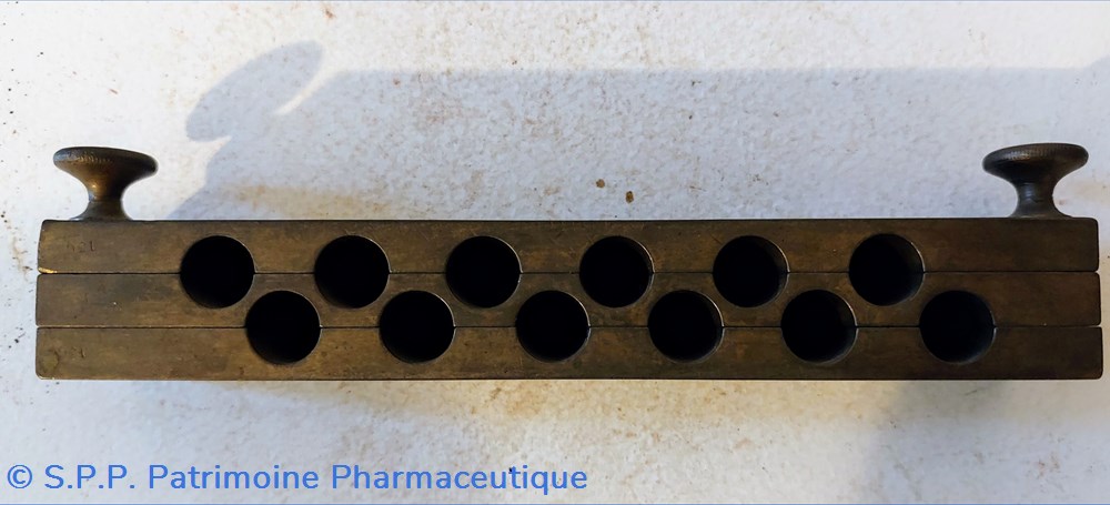 science pharmacie moule 12 suppositoires en laiton