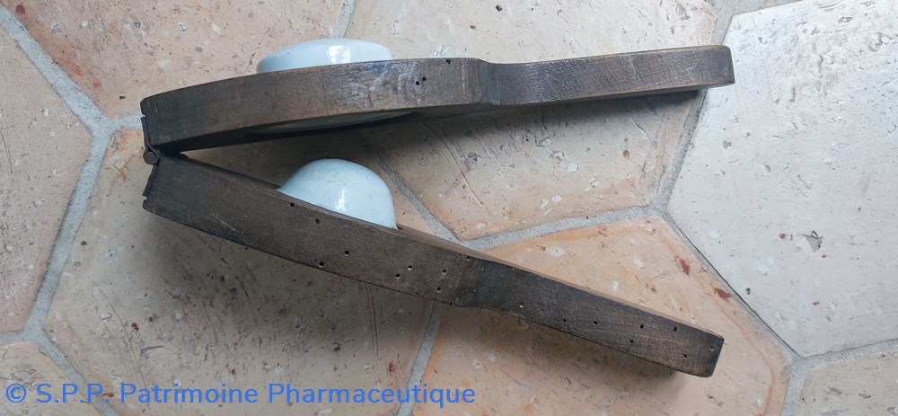 science pharmacie presse manuelle en bois et ceramique