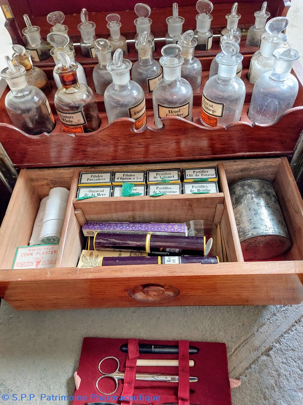 Pharmacie portative de voyage / coffret acajou complet 3 science pharmacie portative de voyage coffret acajou complet