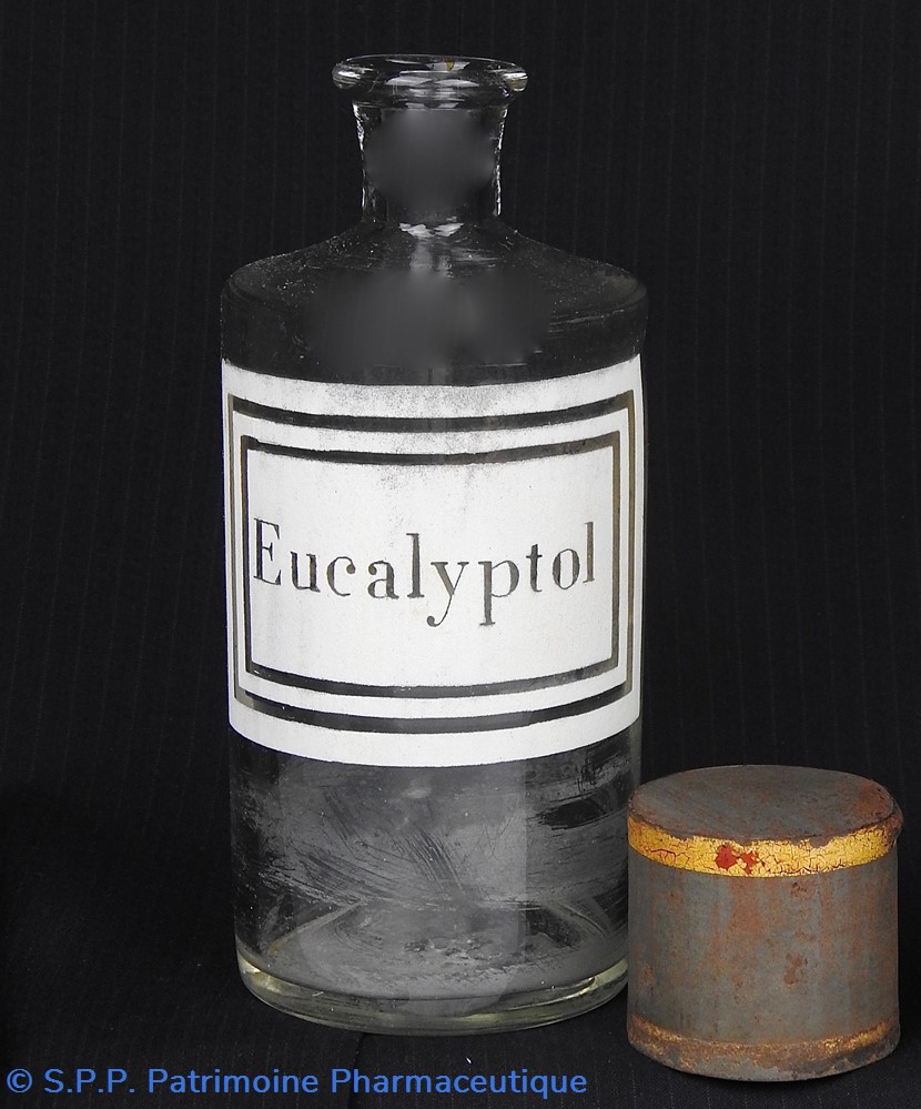 Flacon en verre petit modèle étiquette blanche Pharmacie RAVASSE 3 science flacon en verre petit modele etiquette blanche pharmacie ravasse