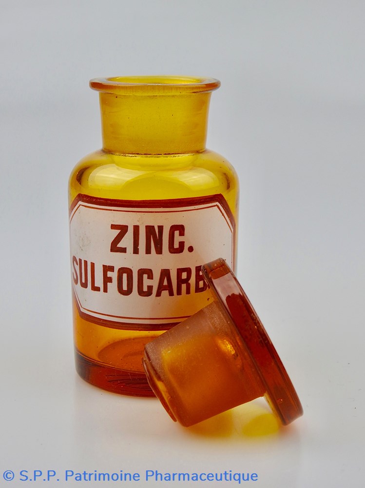 Flacon de pharmacie en verre ambré petit modèle à étiquette blanche et rouge 3 science flacon de pharmacie en verre ambre petit modele a etiquette blanche et rouge