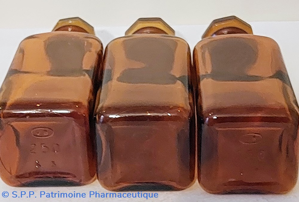 science pharmacie trio de flacons hauteur de 15 5 base carree