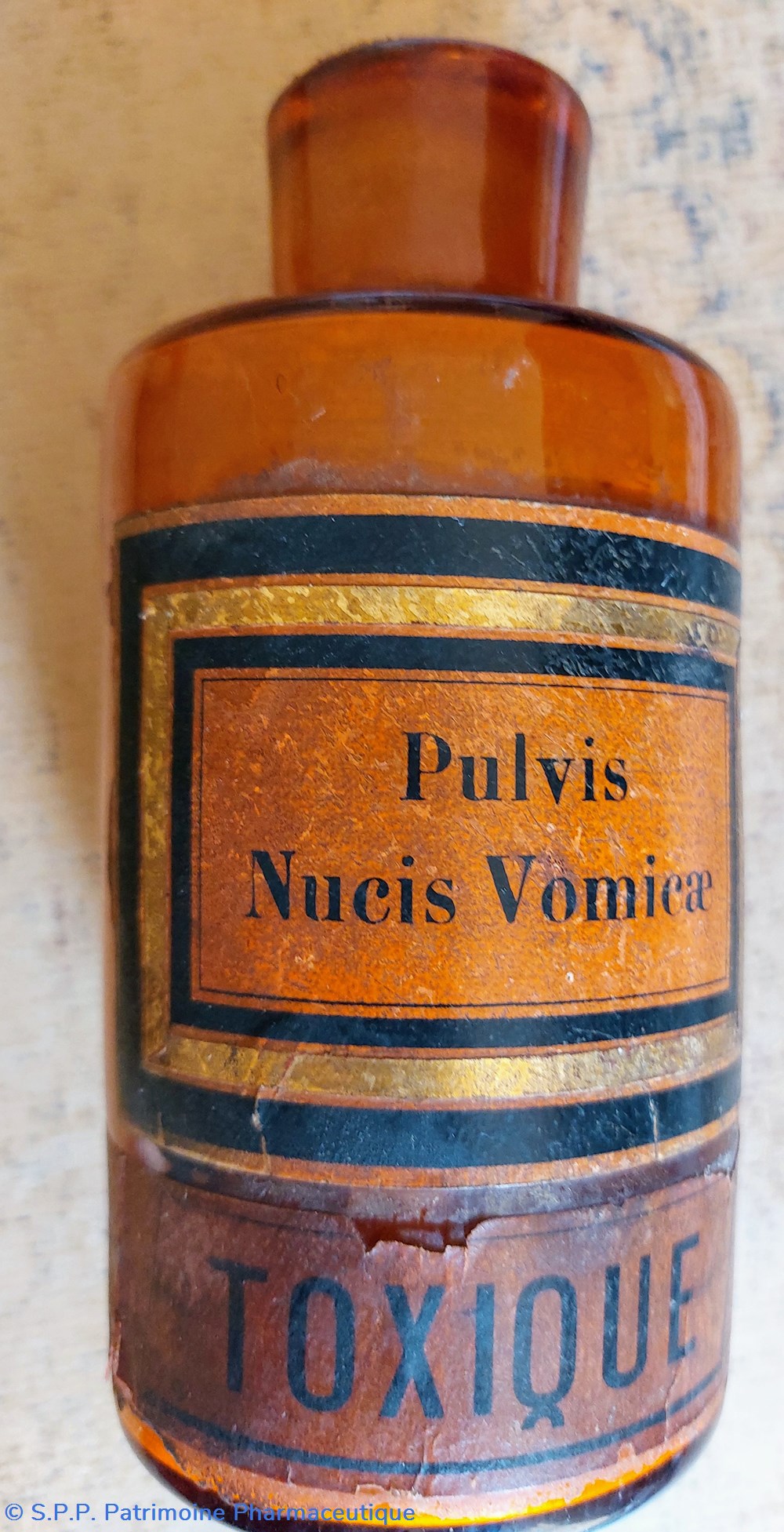 Flacon en verre ambré "Pulvis Nucis Vomicae" 2 science pharmacie flacon en verre ambre pulvis nucis vomicae