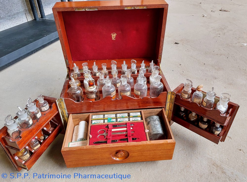 Pharmacie portative de voyage / coffret acajou complet science pharmacie portative de voyage coffret acajou complet
