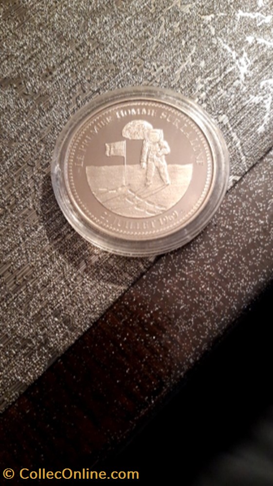 medaille le premier homme sur la lune