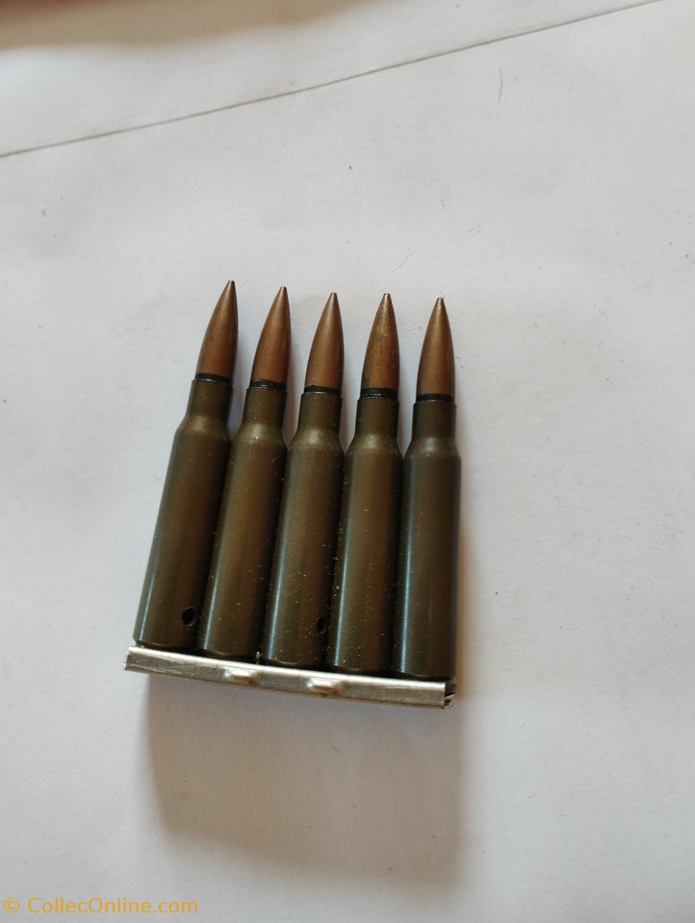 Lame chargeur garnie de 5 cartouches de 7.5x54 MAS en acier laqué militaria munitions lame chargeur garnie de 5 cartouches de 7 5x54 mas en acier laque
