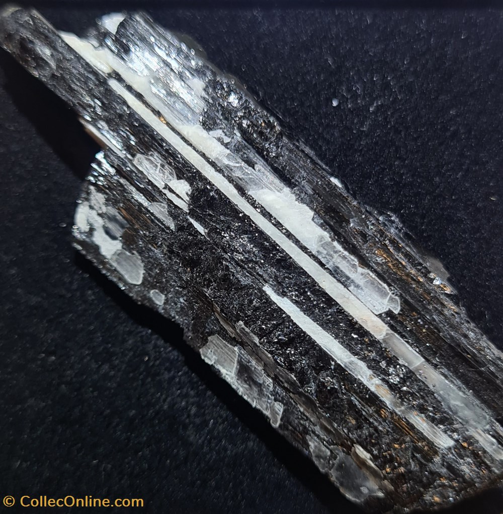 Tourmaline + Quartz mineraux meteorites tourmaline quartz