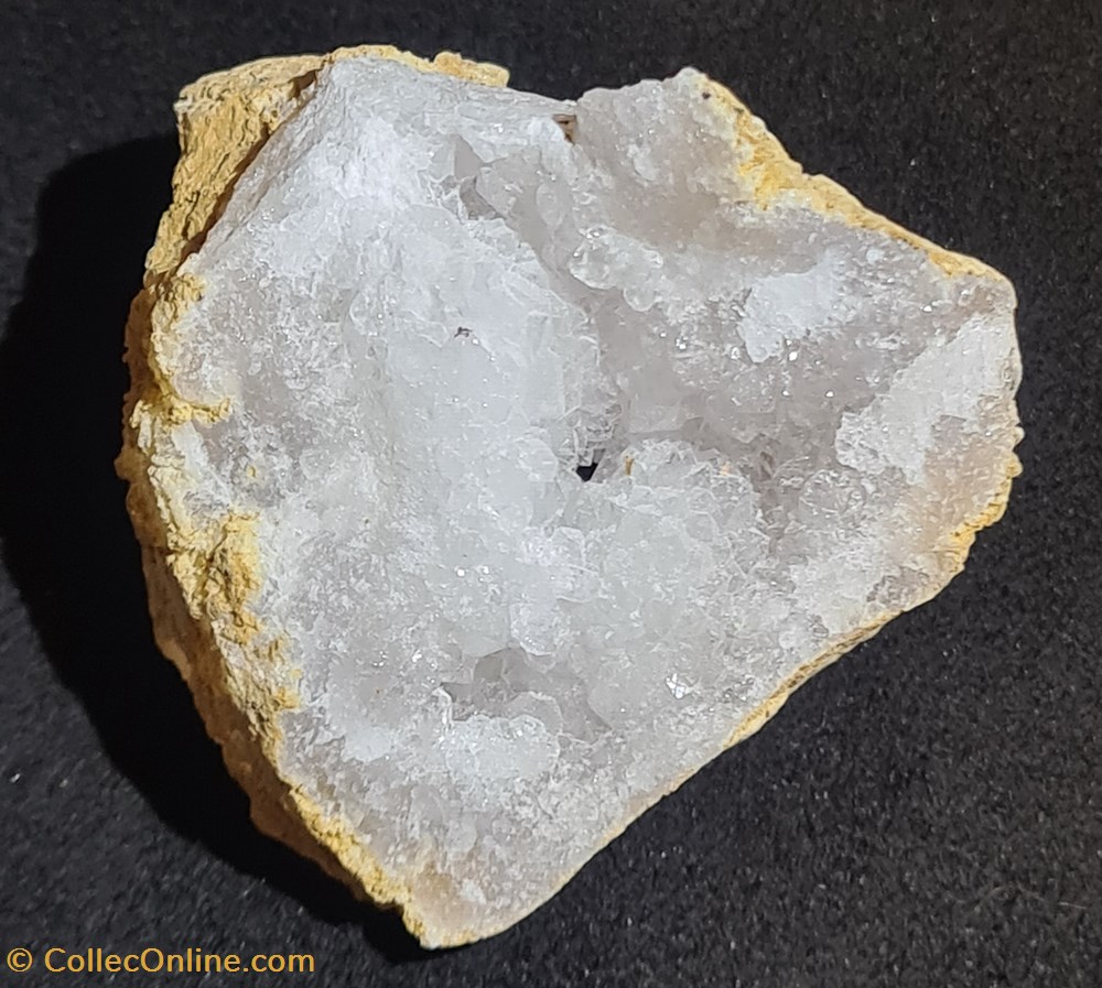 Geode de cristal de roche mineraux meteorites geode de cristal de roche
