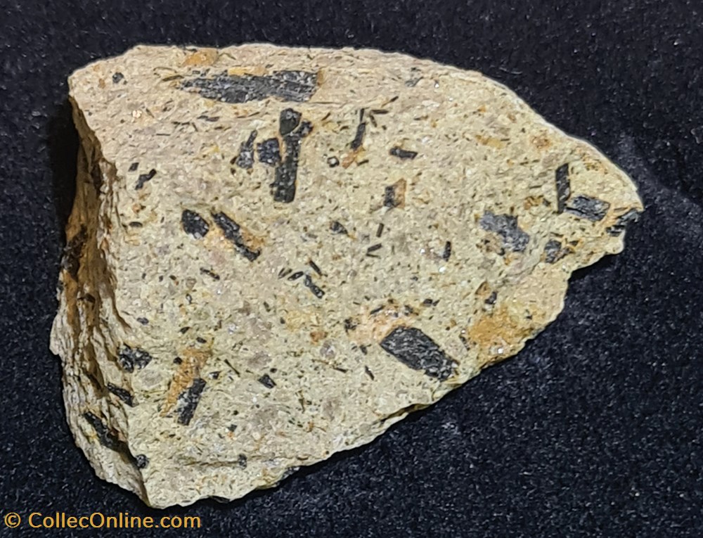 Hornblende mineraux meteorites hornblende