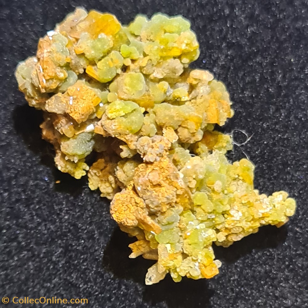 Wulfenite mineraux meteorites wulfenite