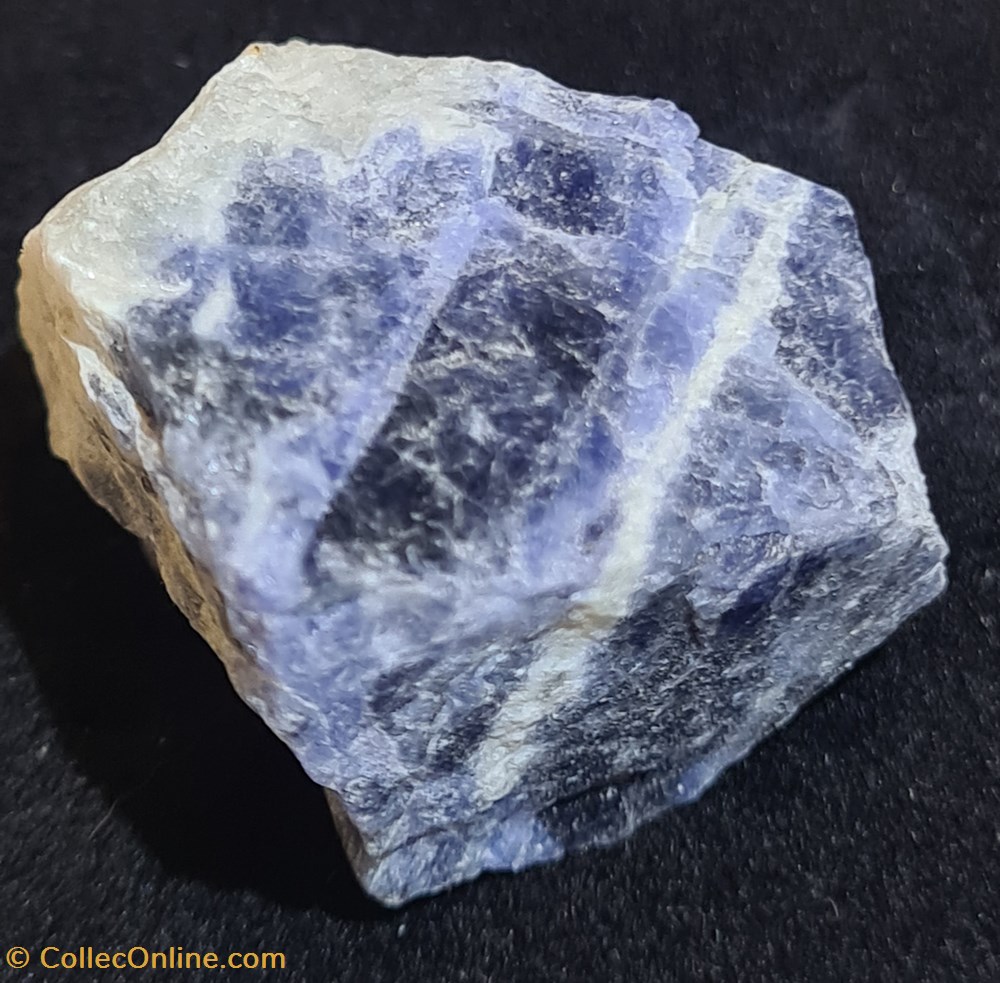 Sodalite mineraux meteorites sodalite