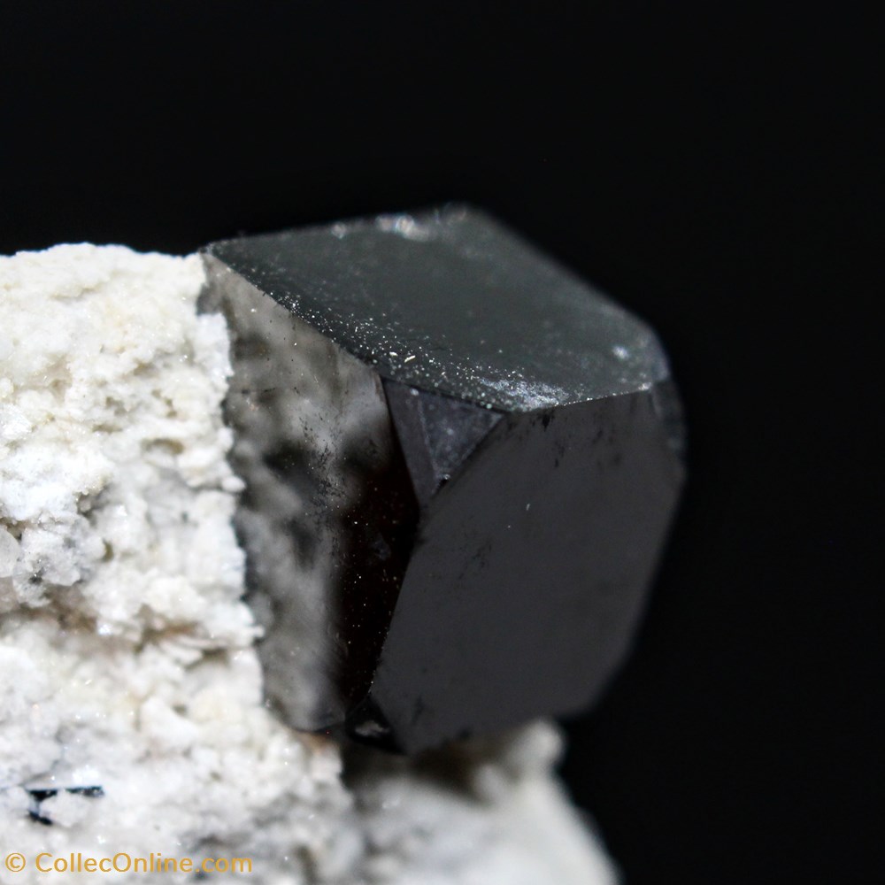 4 - Bixbyite - 4.CB.10 mineraux meteorites 4 bixbyite 4 cb 10