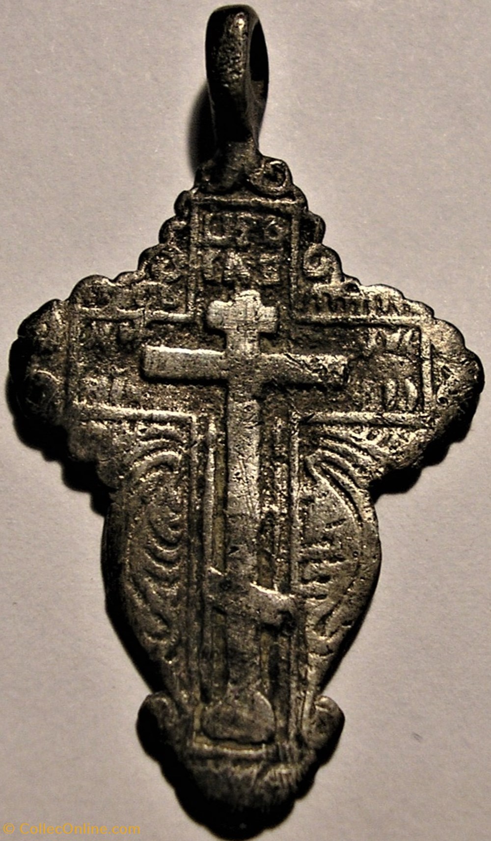 patrimoine religieux objets cultes petite croix pendentif religion orthodoxe xviie