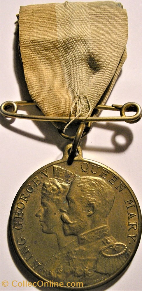 George V & Mary - 1911 Coronation Medal - Borough of Ashton, UK 4 medaille royaume uni george v mary 1911 coronation medal borough of ashton uk