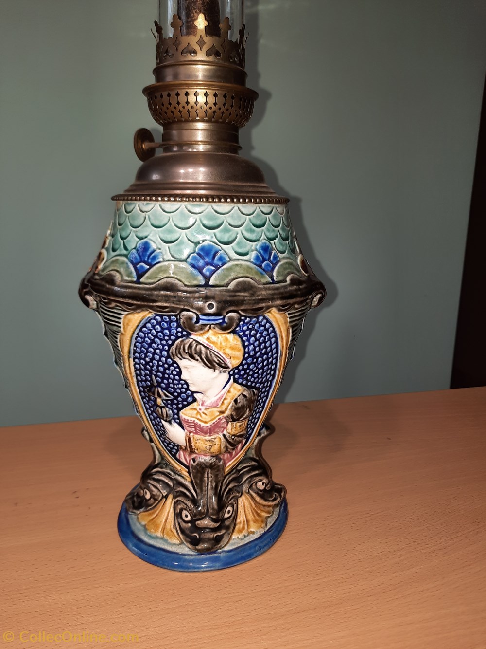 art antiquites lampe a petrole en barbotine