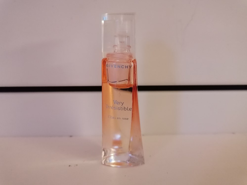 GIVENCHY VERY IRRESISTIBLE L'EAU EN ROSE parfums beaute miniatures givenchy very irresistible eau en rose