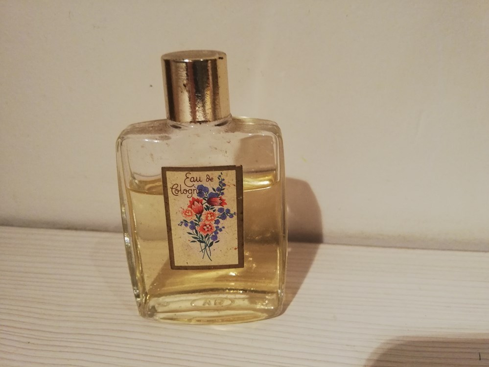 NON IDENTIFIE parfums beaute miniatures non identifie