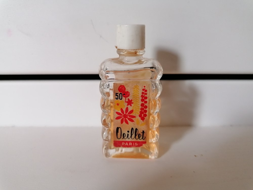 NON IDENTIFIE OEILLET parfums beaute miniatures non identifie oeillet