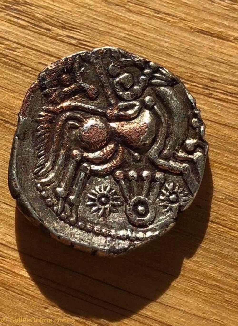 Statère à la joue ornée d'une triade d'annelets monnaies antiques av jc ap celtes statere a la joue ornee une triade annelets