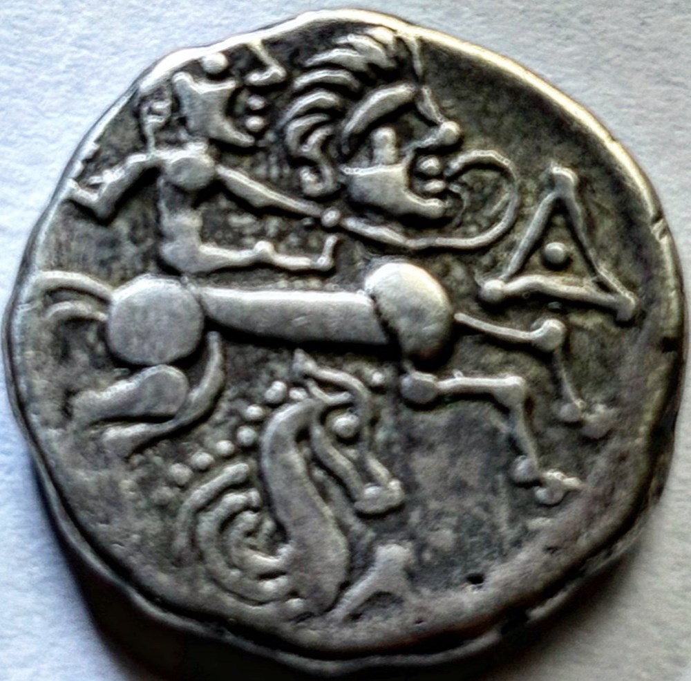 Statère à l’hippocampe, variété au petit portrait monnaies antiques celtes statere a l hippocampe variete au petit portrait
