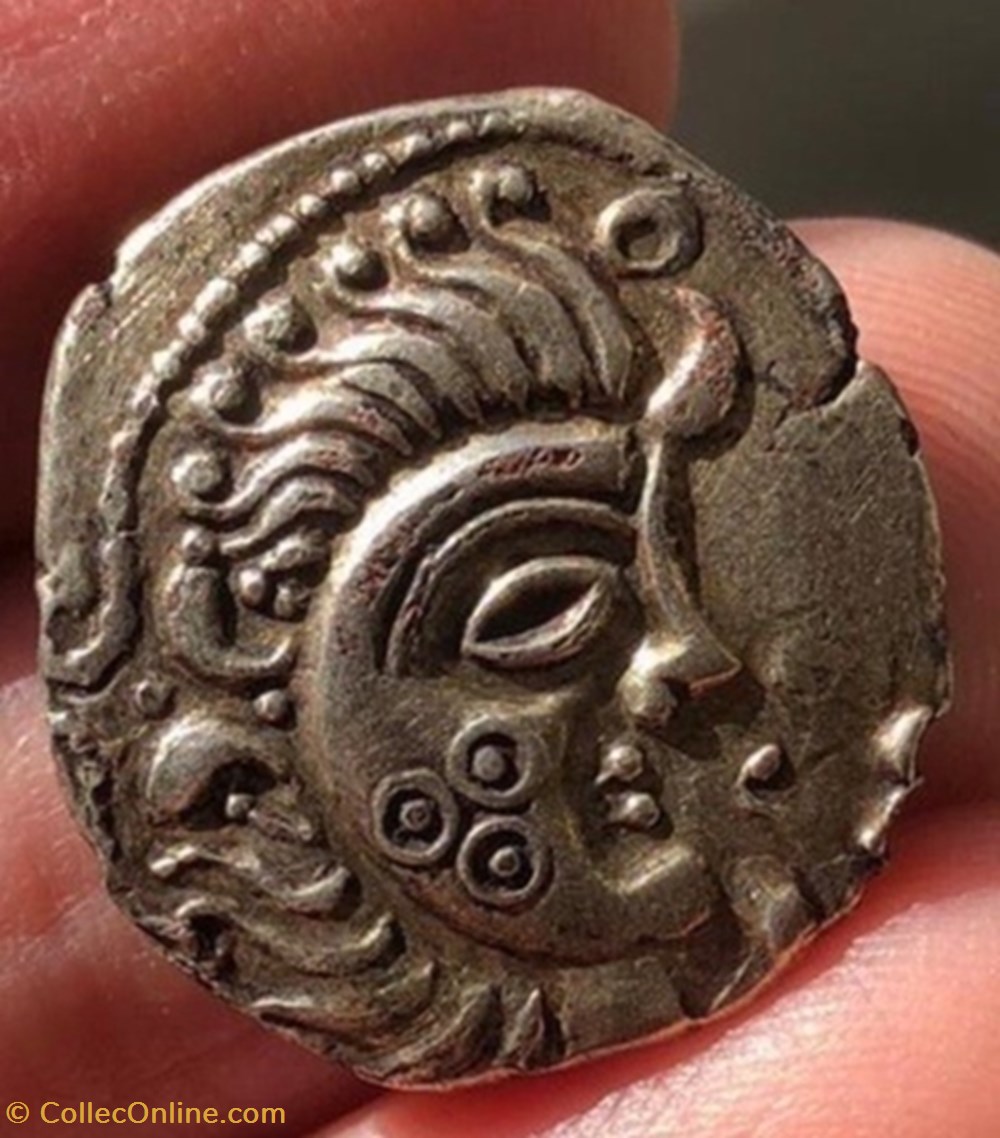 Statère à la joue ornée d'une triade d'annelets monnaies antiques av jc ap celtes statere a la joue ornee une triade annelets