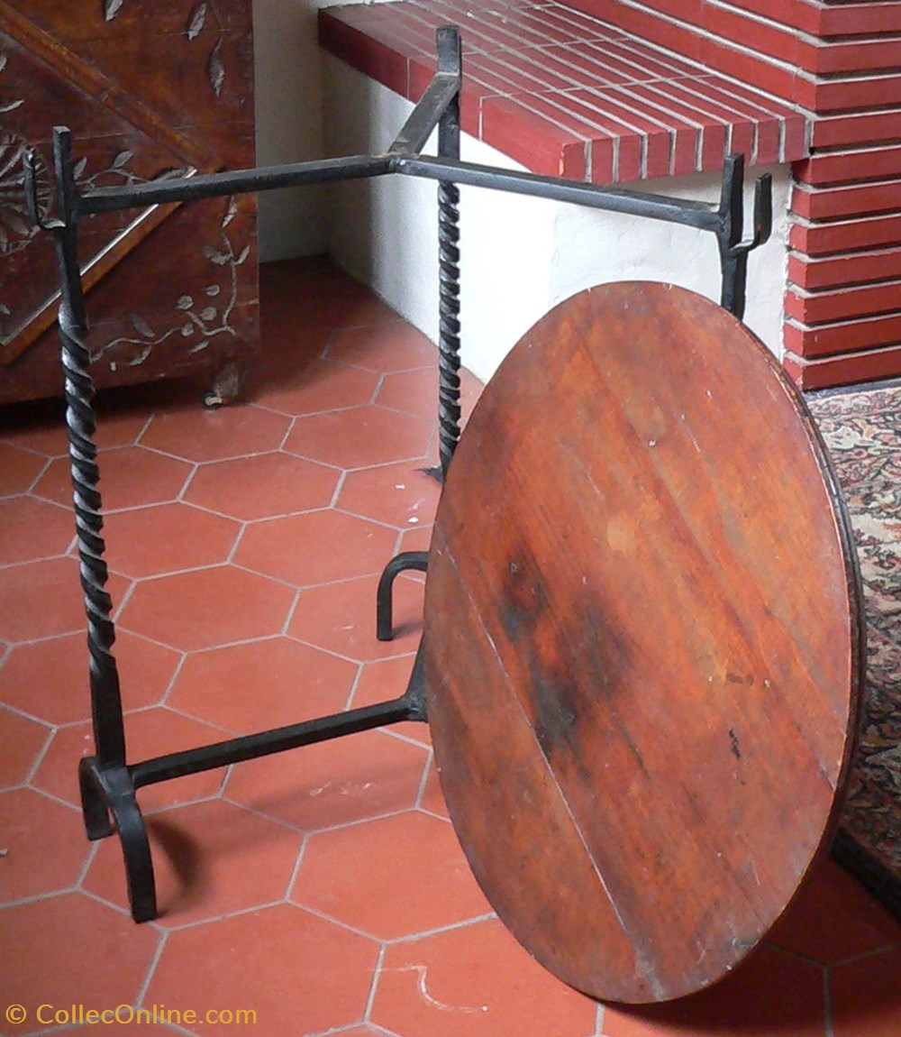 Table ronde de salon avec trépied original en fer forgé art antiquites ferronnerie table ronde de salon avec trepied original en fer forge
