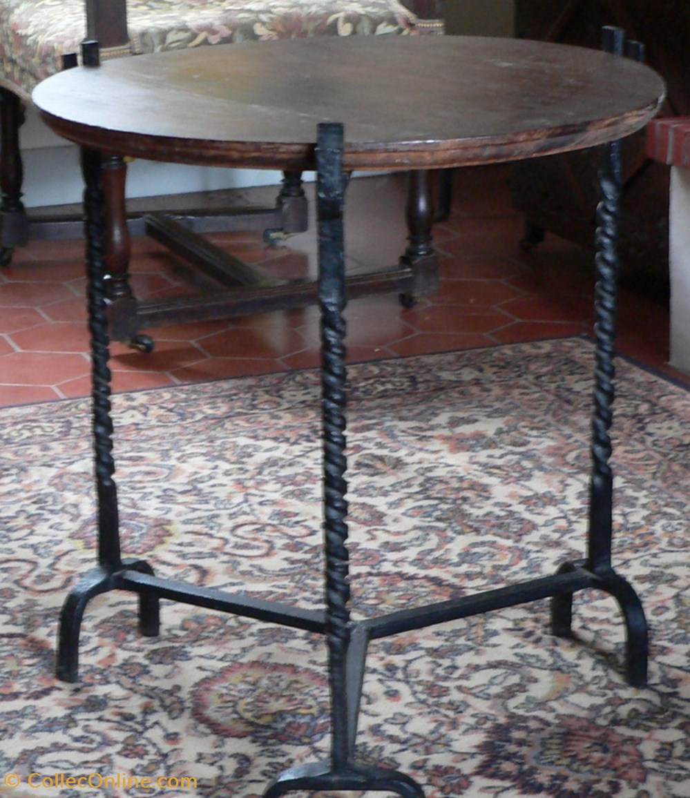 Table ronde de salon avec trépied original en fer forgé art antiquites ferronnerie table ronde de salon avec trepied original en fer forge