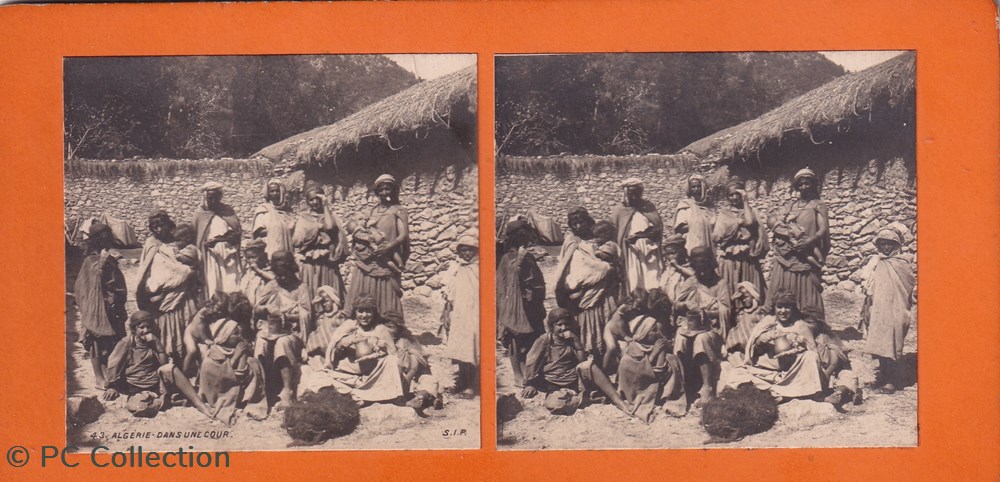 43- Algérie dans une cour documents anciens chromos images 43 algerie dans une cour