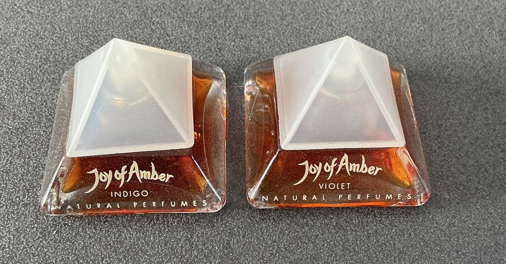 parfums beaute miniatures joy of amber indigo et violet