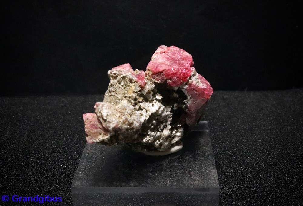 mineraux meteorites spinelle viet nam