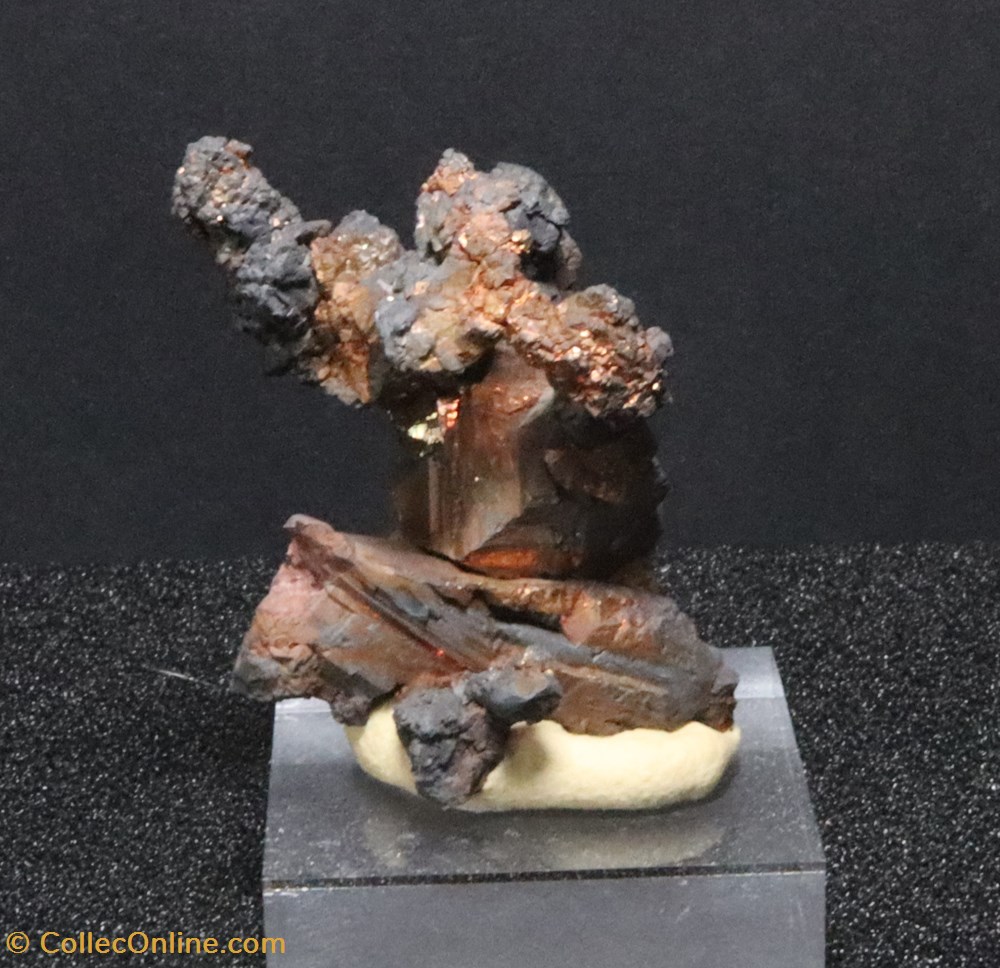 Cuprite - cuivre natif (Rép. Altaï, Russie) mineraux meteorites cuprite cuivre natif rep altai russie