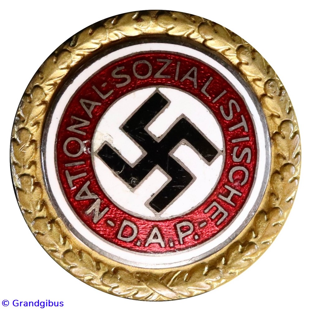 Insigne d'honneur or du NSDAP (n° 16268) 2 militaria medailles insignes insigne honneur or du nsdap n 16268