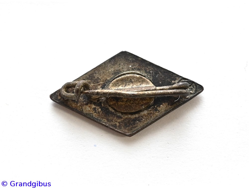 Insigne précoce de membre de la jeunesse hitlérienne - M 1 / 8 (RZM) 4 militaria medailles insignes insigne precoce de membre de la jeunesse hitlerienne m 1 8 rzm