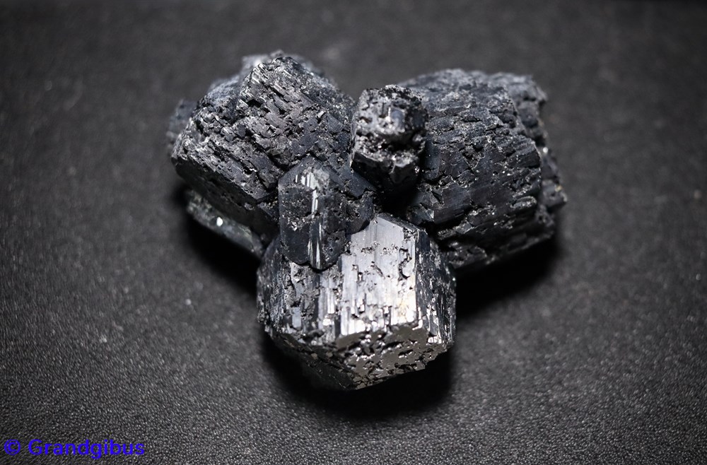 Schorlite - Tourmaline noire (Erongo, Namibie) mineraux meteorites skutterudite schorlite tourmaline noire erongo namibie