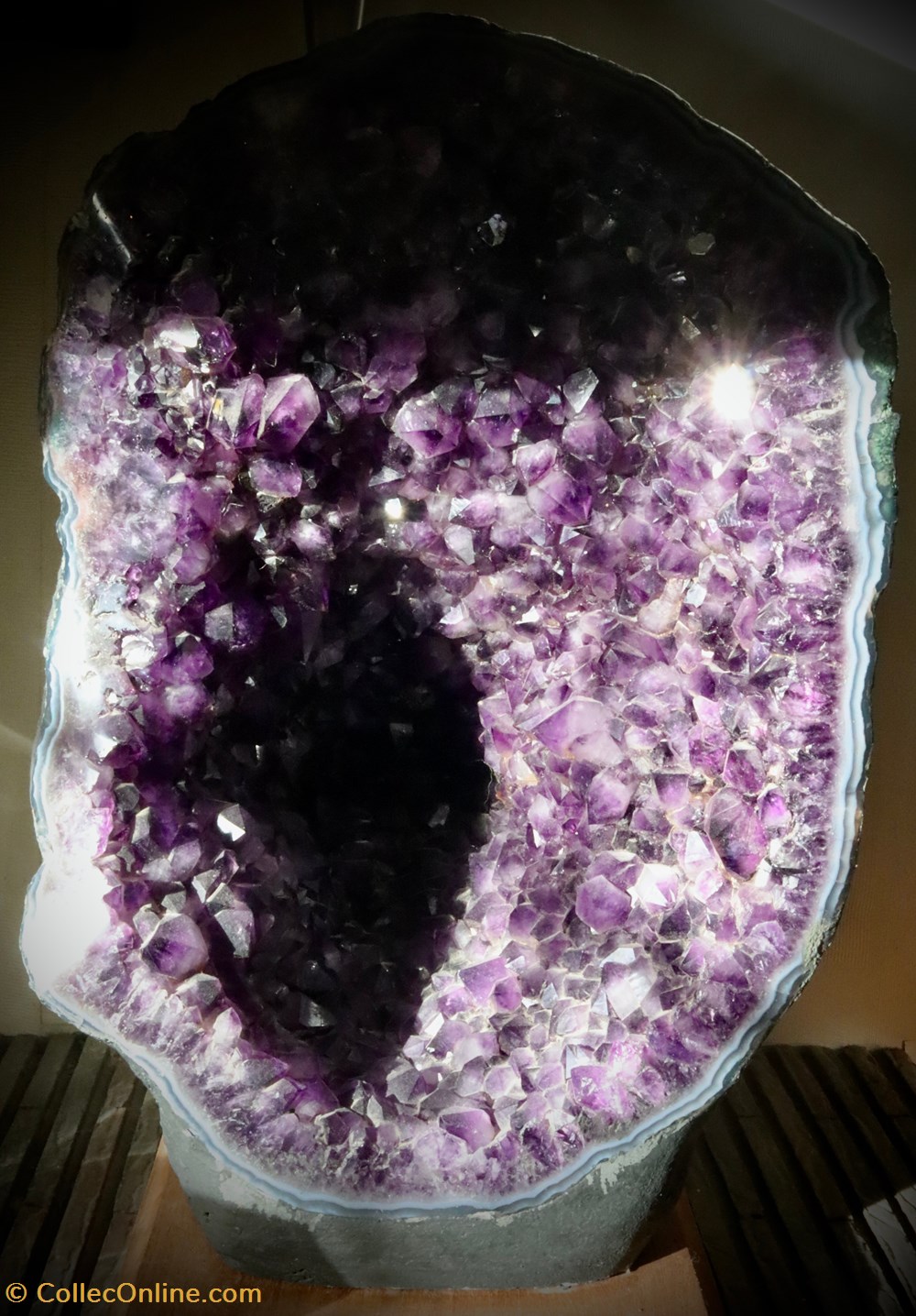 Géode d'améthyste (Uruguay) mineraux meteorites geode amethyste uruguay