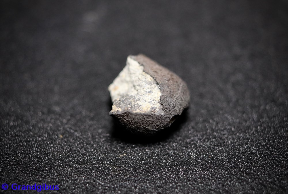 Tcheliabinsk (météorite) - fragment de 8 g 2 mineraux meteorites tcheliabinsk meteorite fragment de 8 g