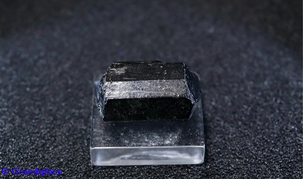 mineraux meteorites schorlite tourmaline noire australie