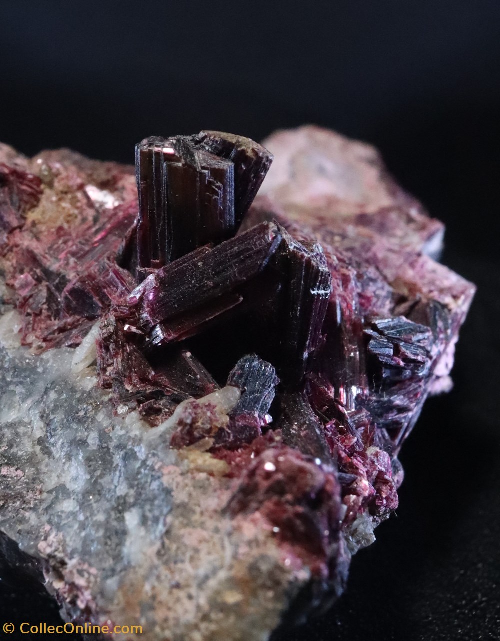 Erythrite 2 mineraux meteorites erythrite