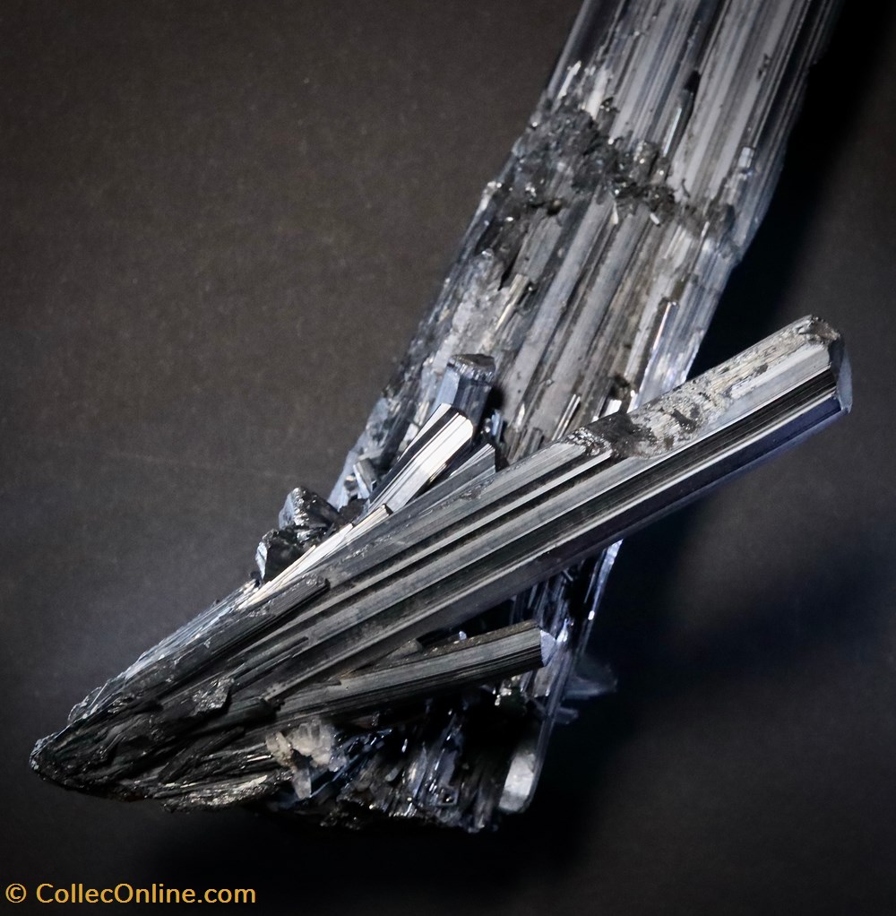 Stibnite 3 mineraux meteorites stibnite