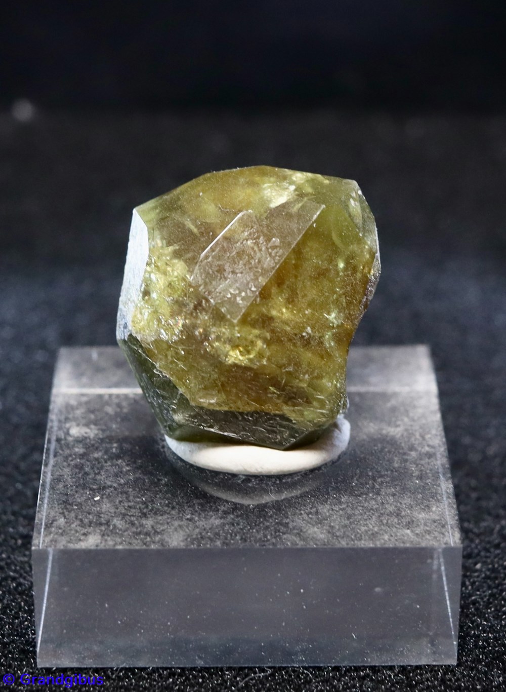 Wiluite (Russie) mineraux meteorites schorl wiluite russie