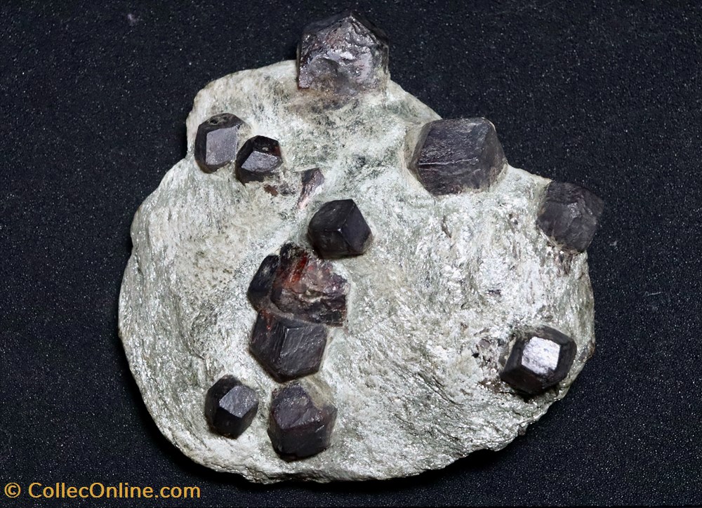 Grenat (Tyrol, Autriche) 2 mineraux meteorites grenat tyrol autriche