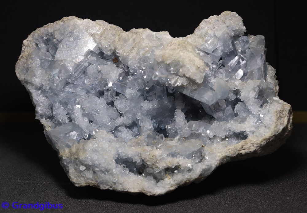 Géode de Célestine (Madagascar) mineraux meteorites geode de celestine madagascar