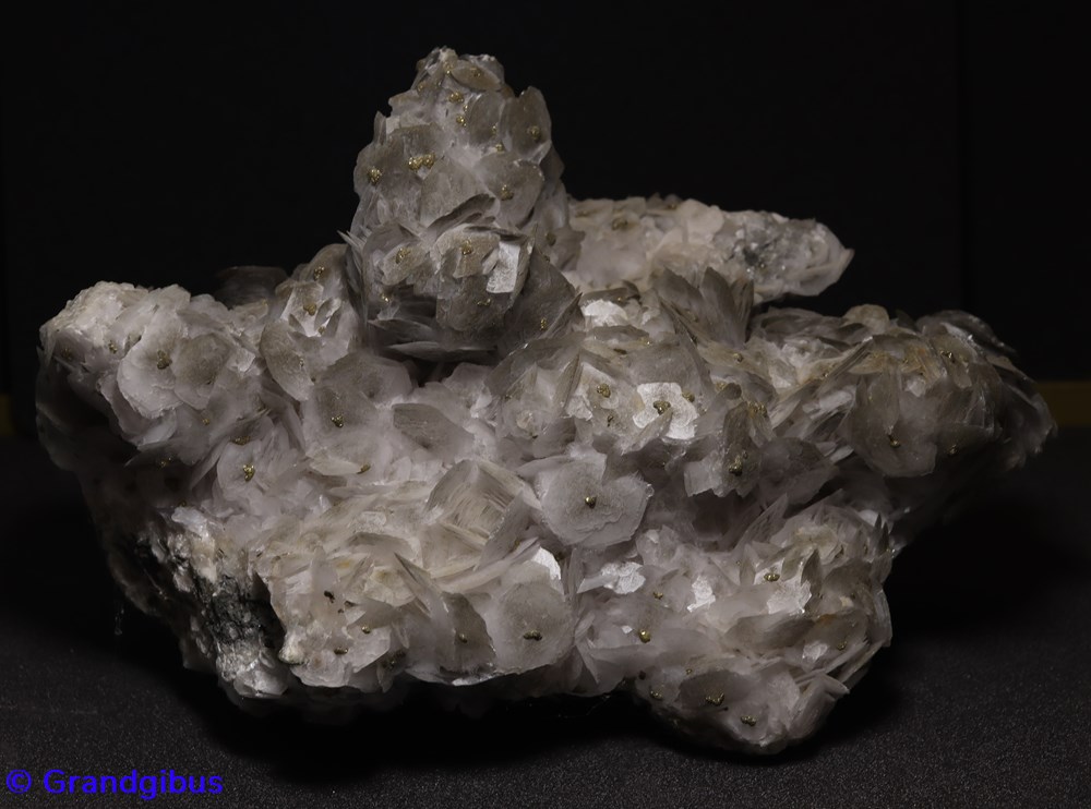 mineraux meteorites calcite en tete de clous geode chine