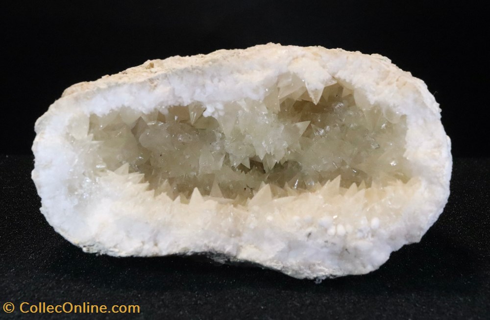 Géode de calcite (Russie) mineraux meteorites geode de calcite russie