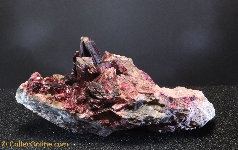 Erythrite 3 mineraux meteorites erythrite