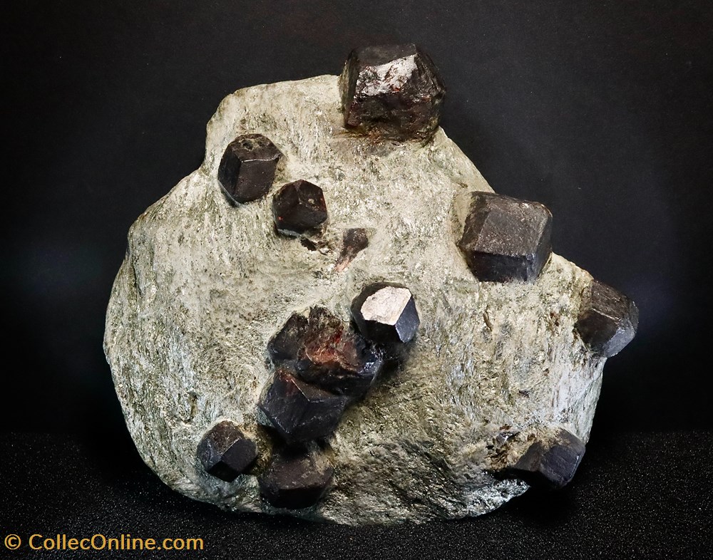Grenat (Tyrol, Autriche) mineraux meteorites grenat tyrol autriche