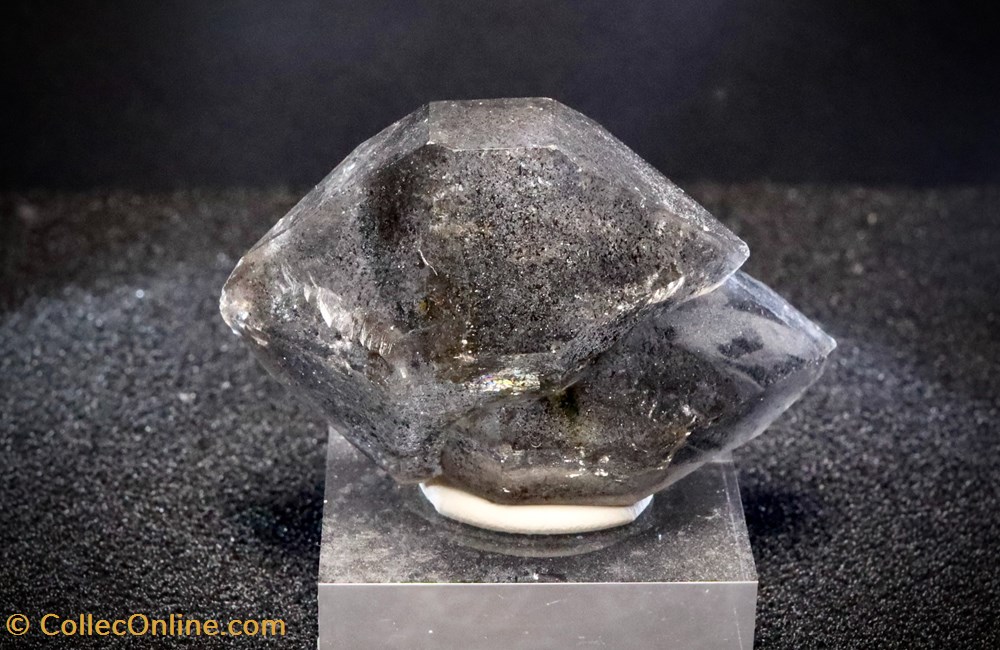 Quartz à inclusion d'hématite 2 mineraux meteorites macle quartz a inclusion hematite